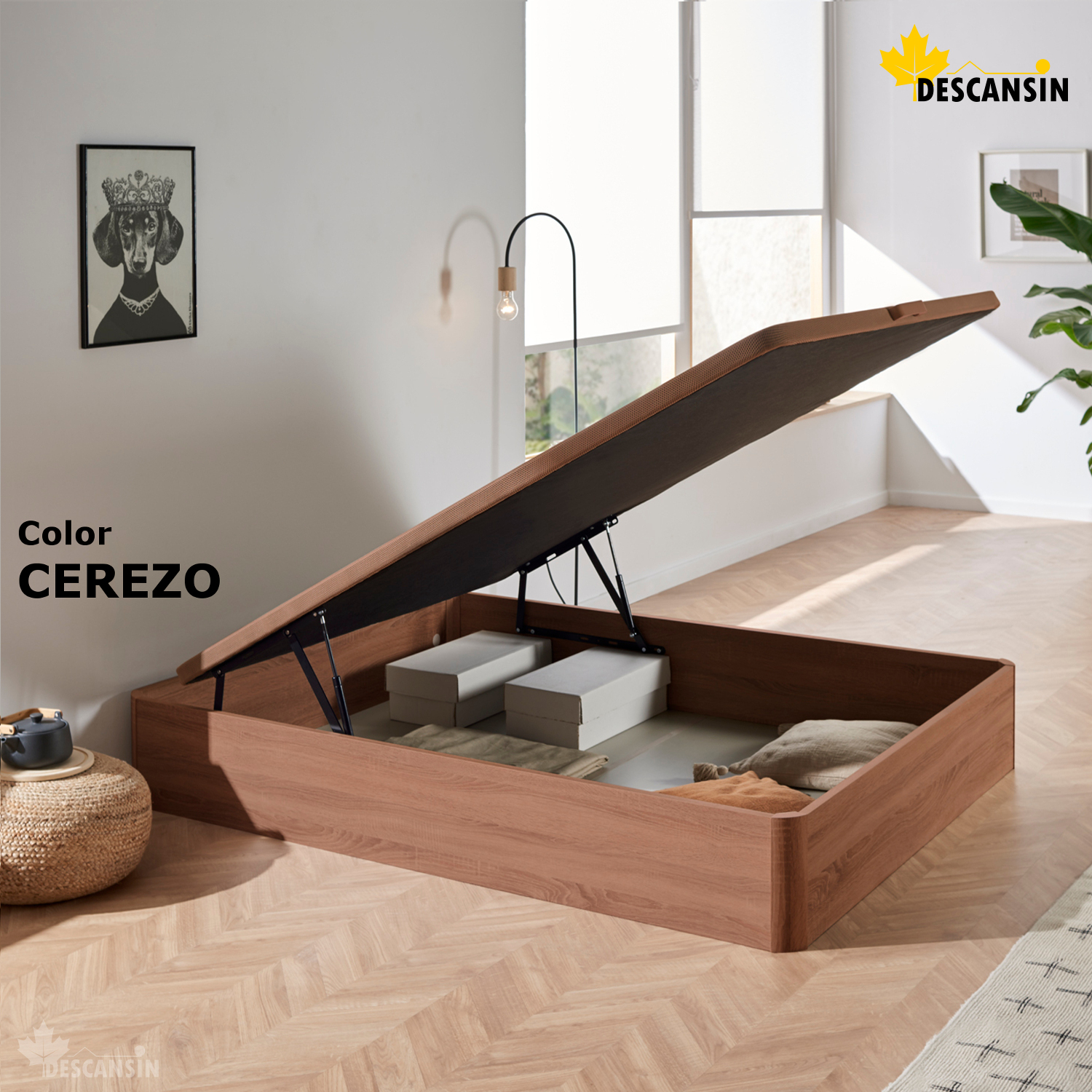Una cama con almacenamiento, abierta, mostrando cajas. El marco de la cama es color madera.