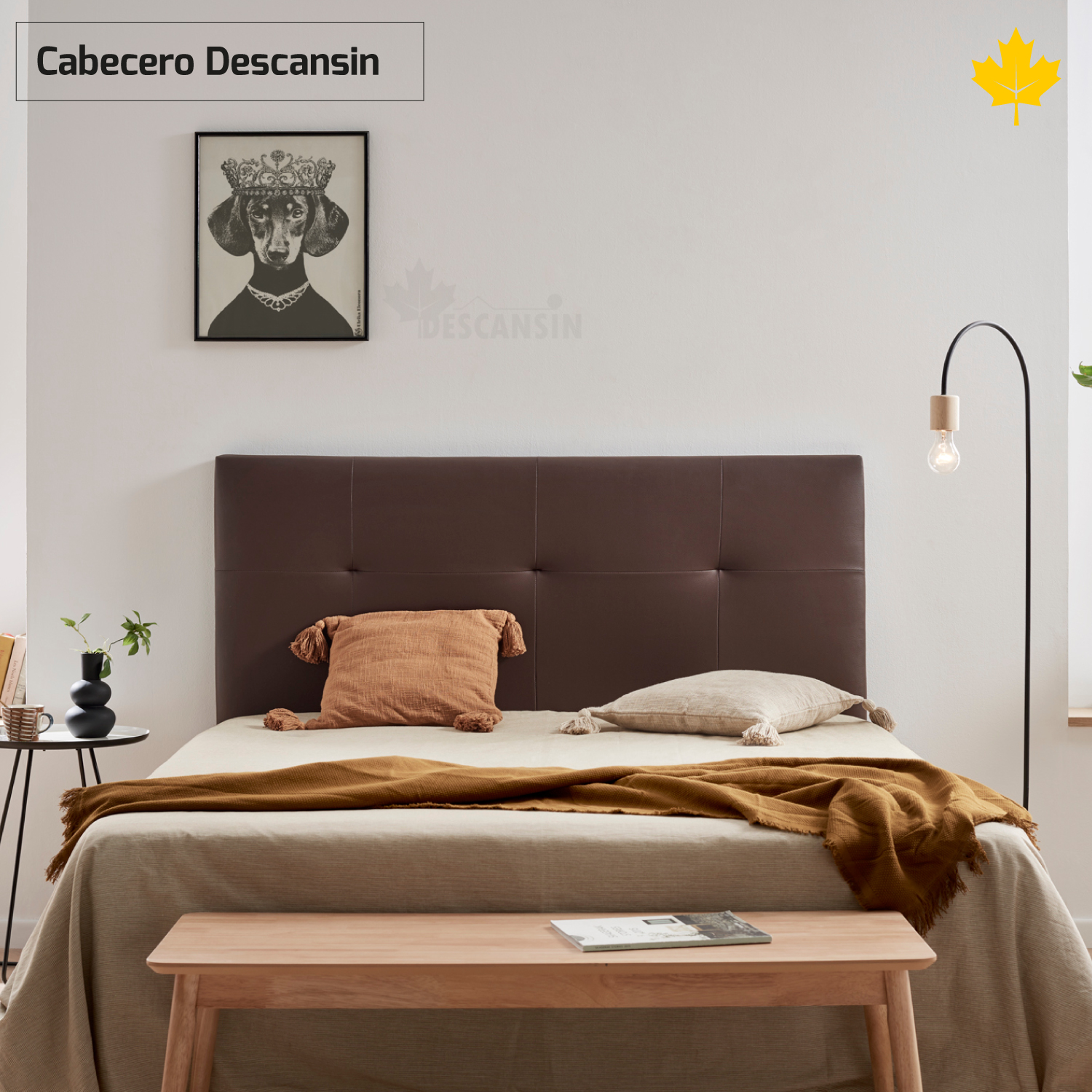 Dormitorio con cabecero marrón, pintura, banco y lámpara de pie.