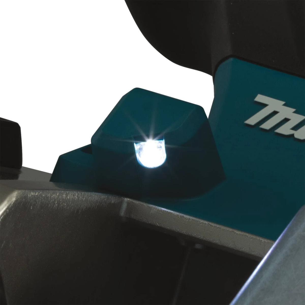 Nahaufnahme eines kleinen, beleuchteten Lichts auf einem teal- und schwarzen Elektrowerkzeug.