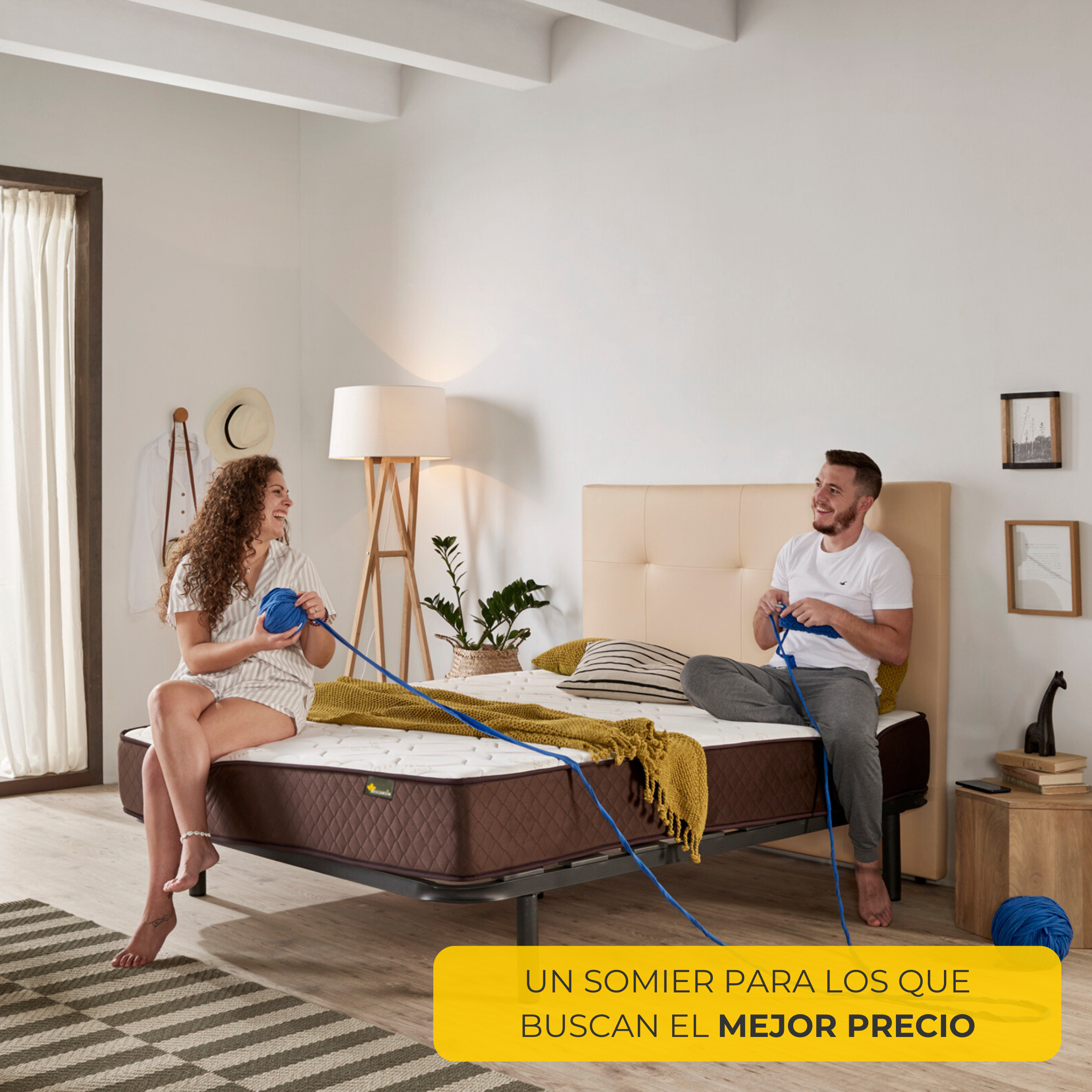 Pareja tejiendo en cama, burbuja amarilla: 'Una cama para los que buscan el mejor precio'.