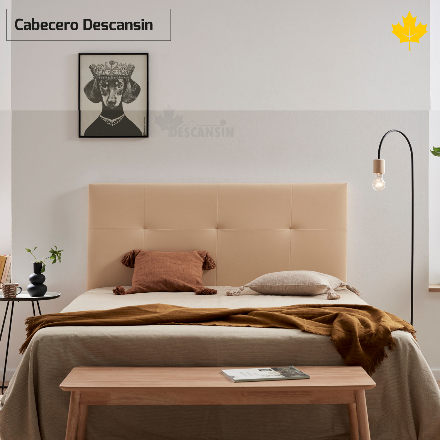Escena de dormitorio con cama, arte y lámpara de pie. El cabecero es beige y la manta marrón.