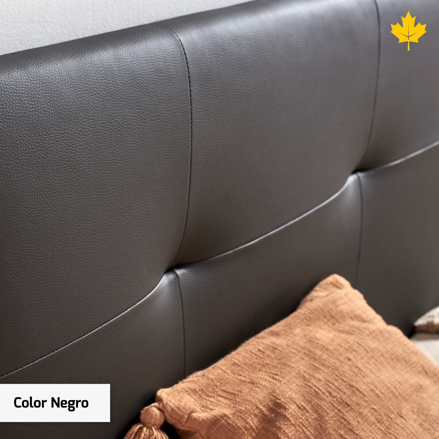 Primer plano de un cabecero negro con una almohada marrón. El texto dice 'Color Negro'.