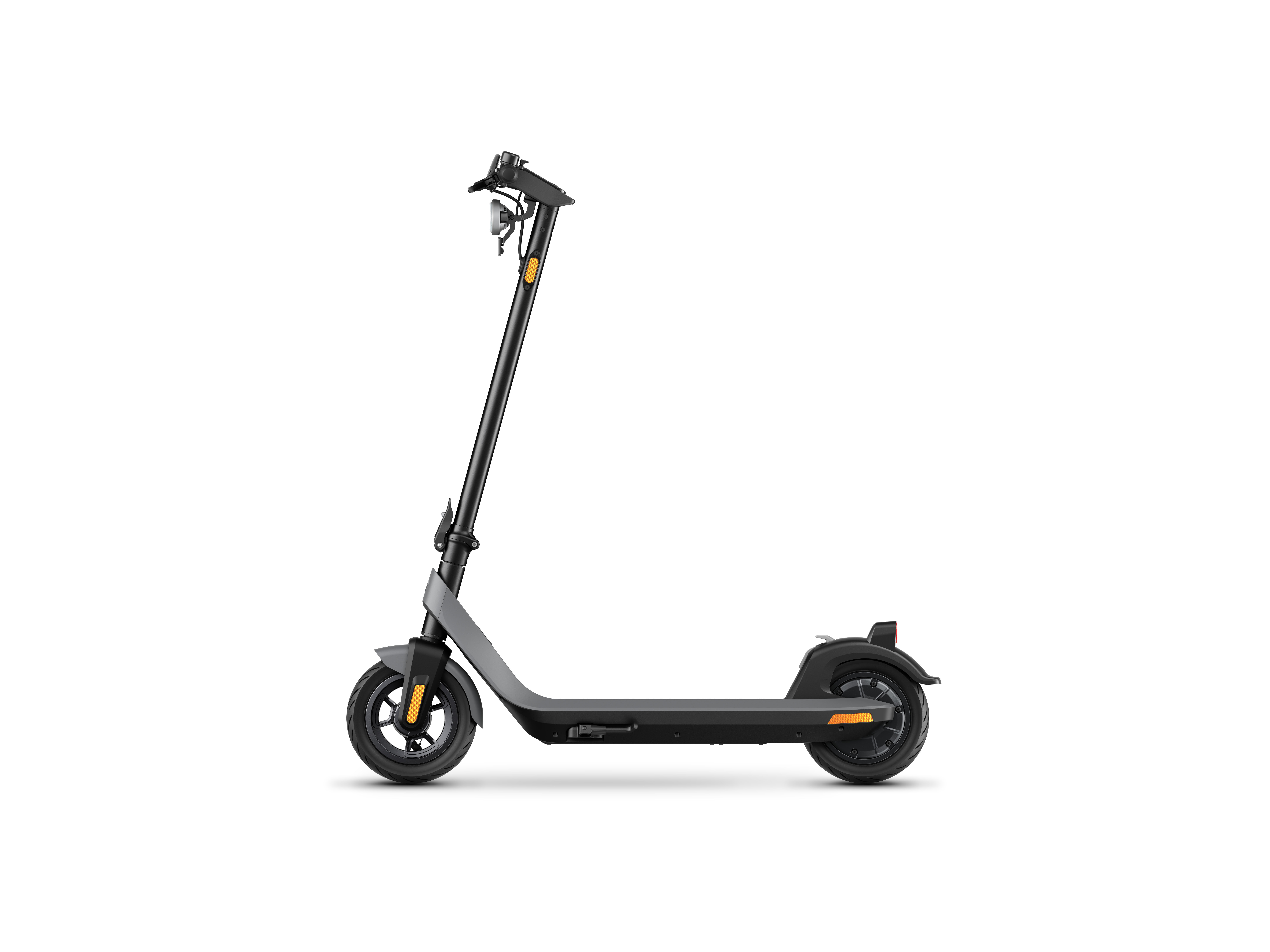 Scooter eléctrico, negro y gris con detalles amarillos. Está aislado sobre fondo blanco.
