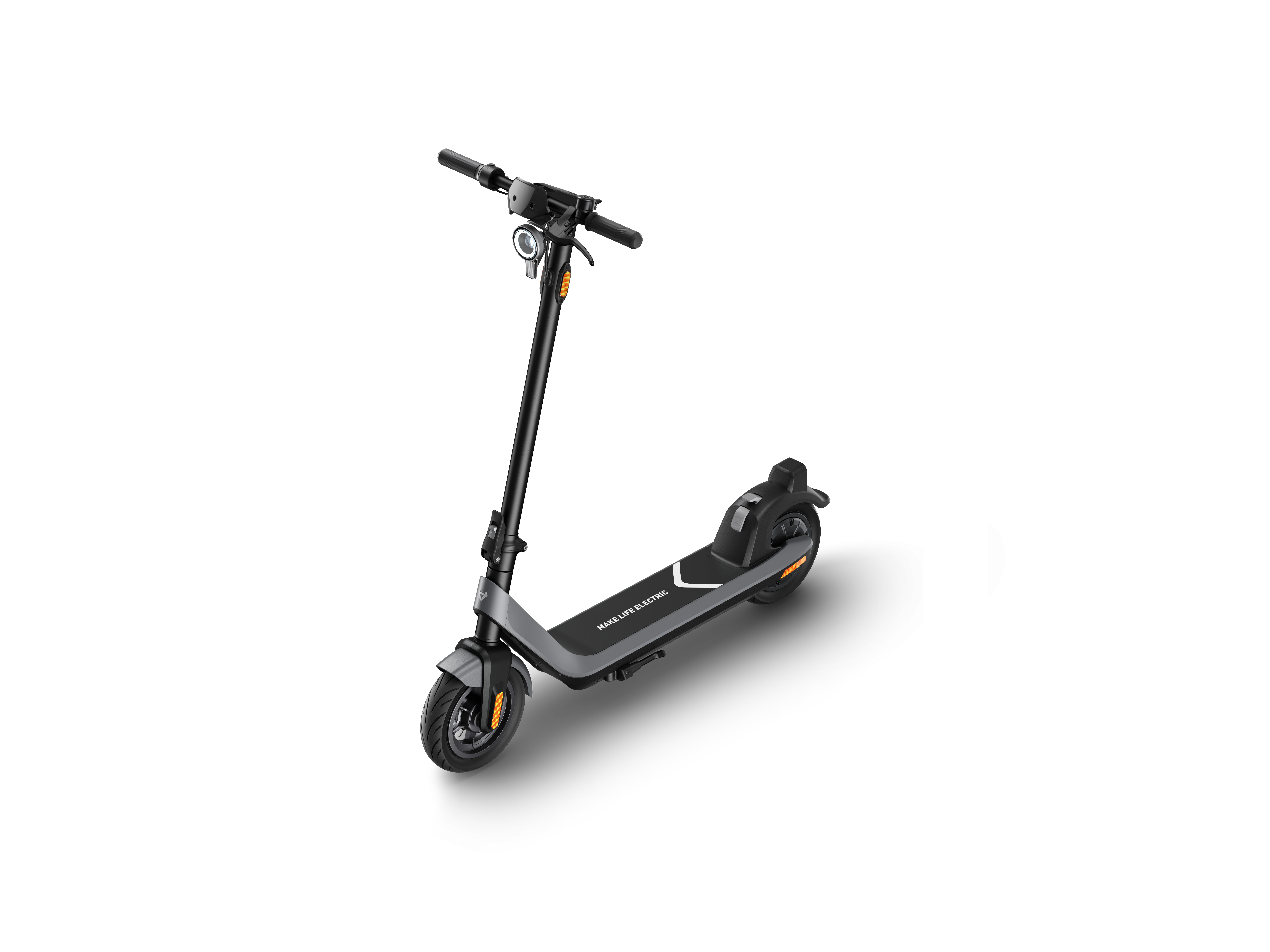 Un patinete eléctrico gris y negro sobre un fondo blanco, inclinado hacia la izquierda.