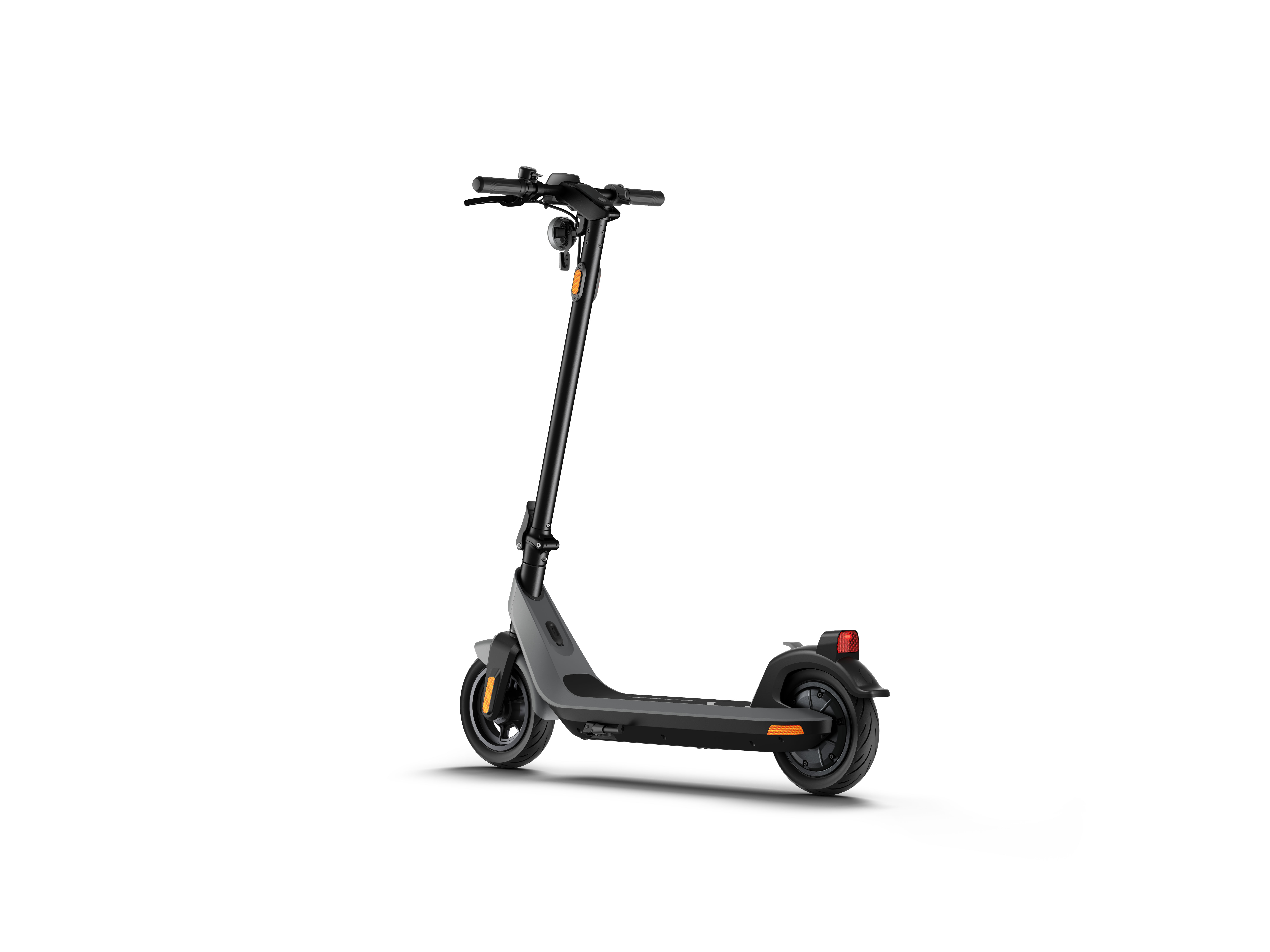 Patinete eléctrico negro. El patinete es negro con detalles naranjas. El fondo es blanco. Está en el suelo.