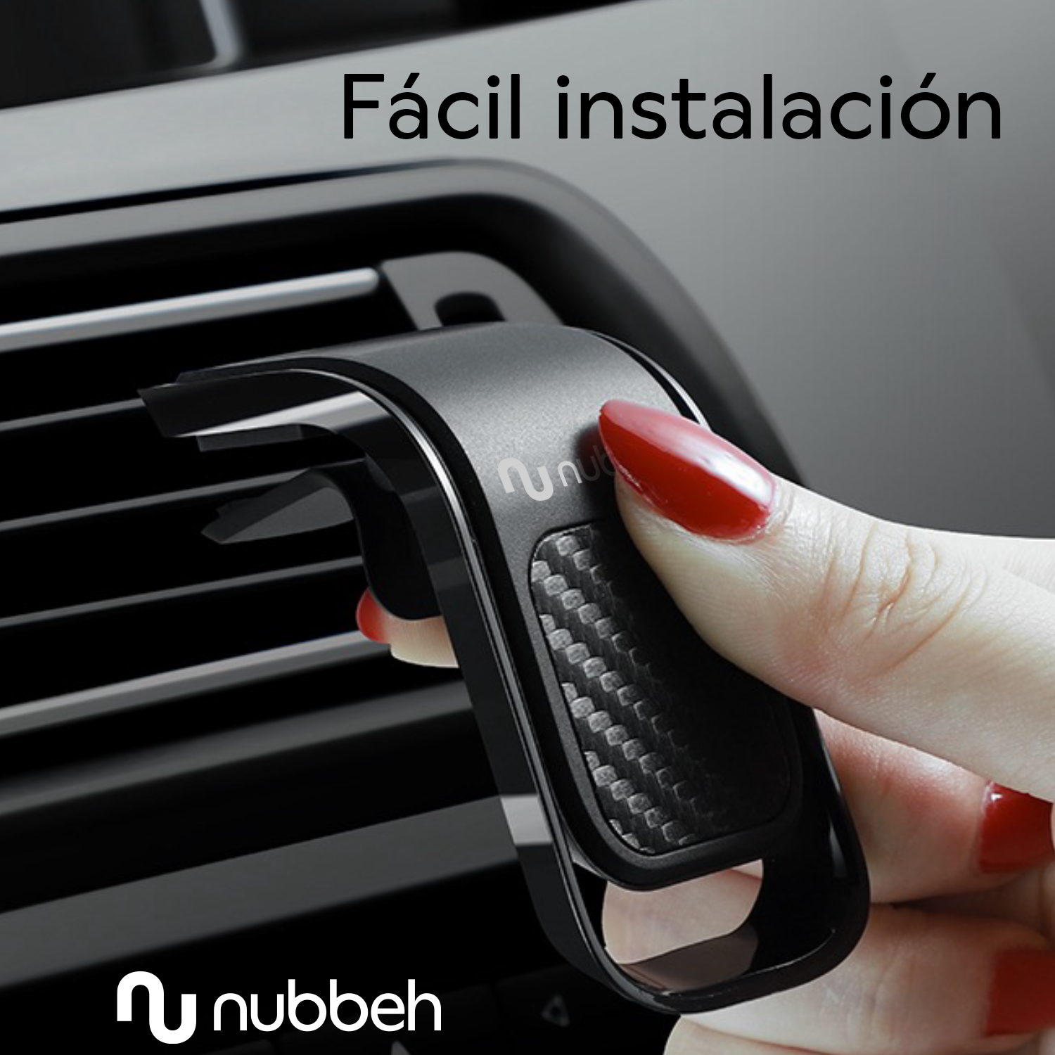 Mano de una persona sosteniendo un soporte negro para teléfono de coche frente a una rejilla.