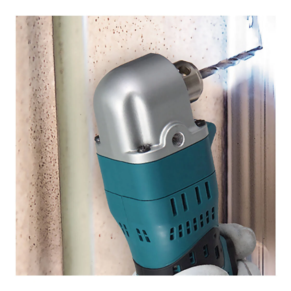 Wiertło wiercące w ścianie, z turkusowo-srebrną wiertarką.