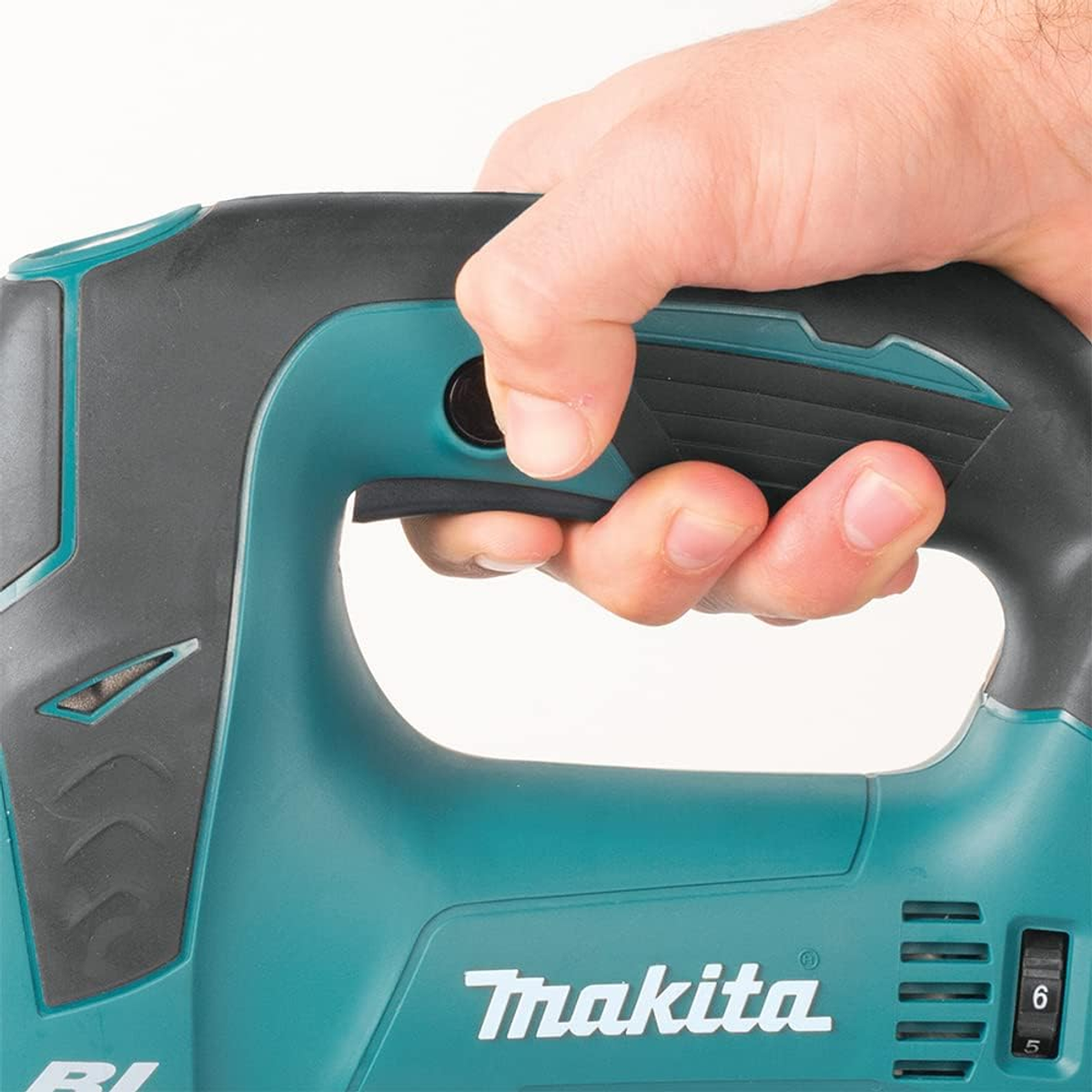Mano che preme il grilletto di un elettroutensile Makita turchese.