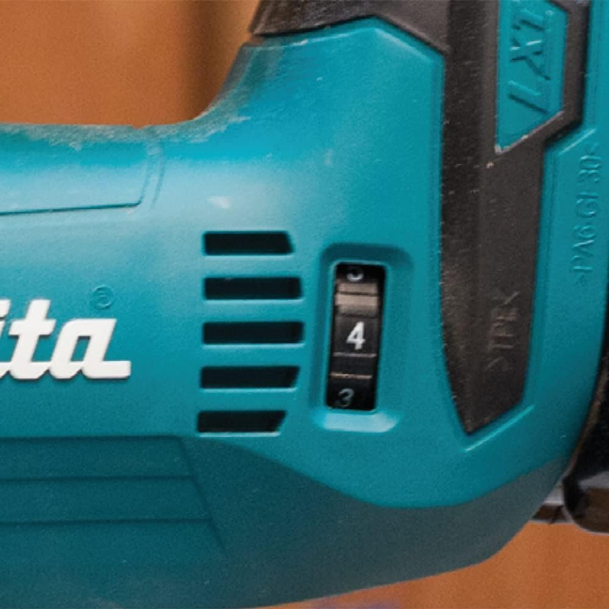Primo piano dell'impostazione della velocità di un seghetto alternativo Makita: 4.