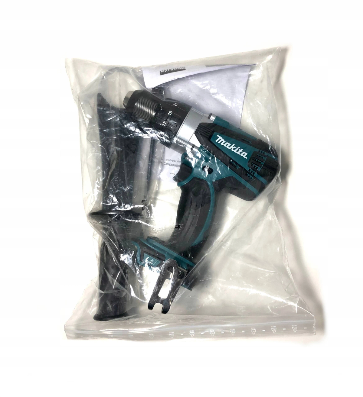 Wiertarka Makita w plastikowej torbie. Wiertarka jest turkusowa i czarna.