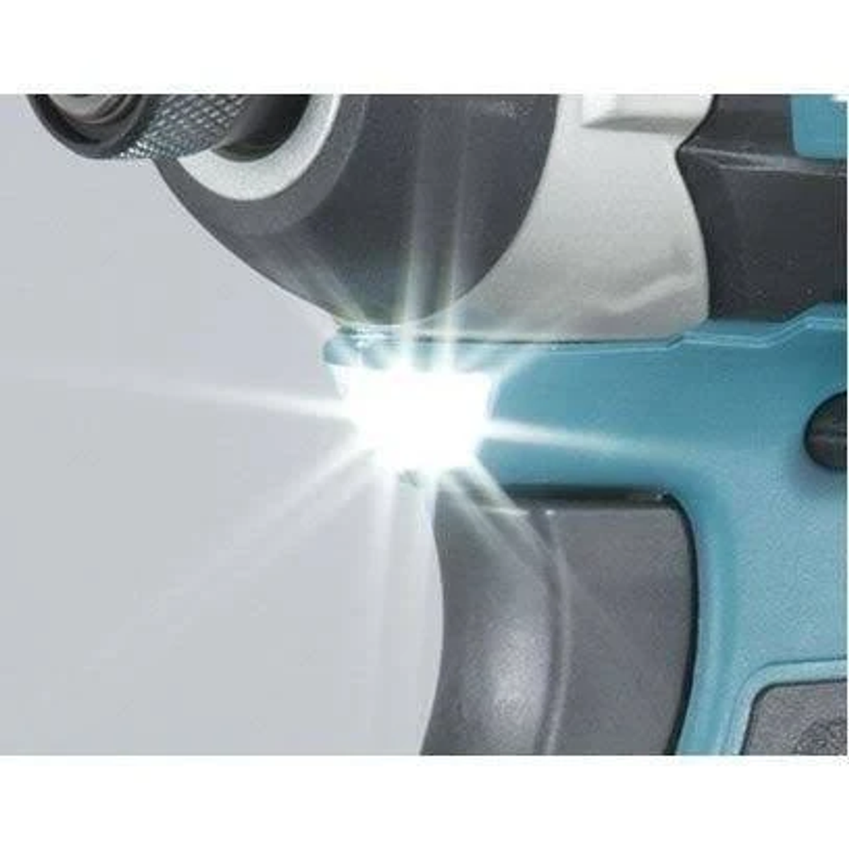 La luce led di un trapano blu e nero è accesa.