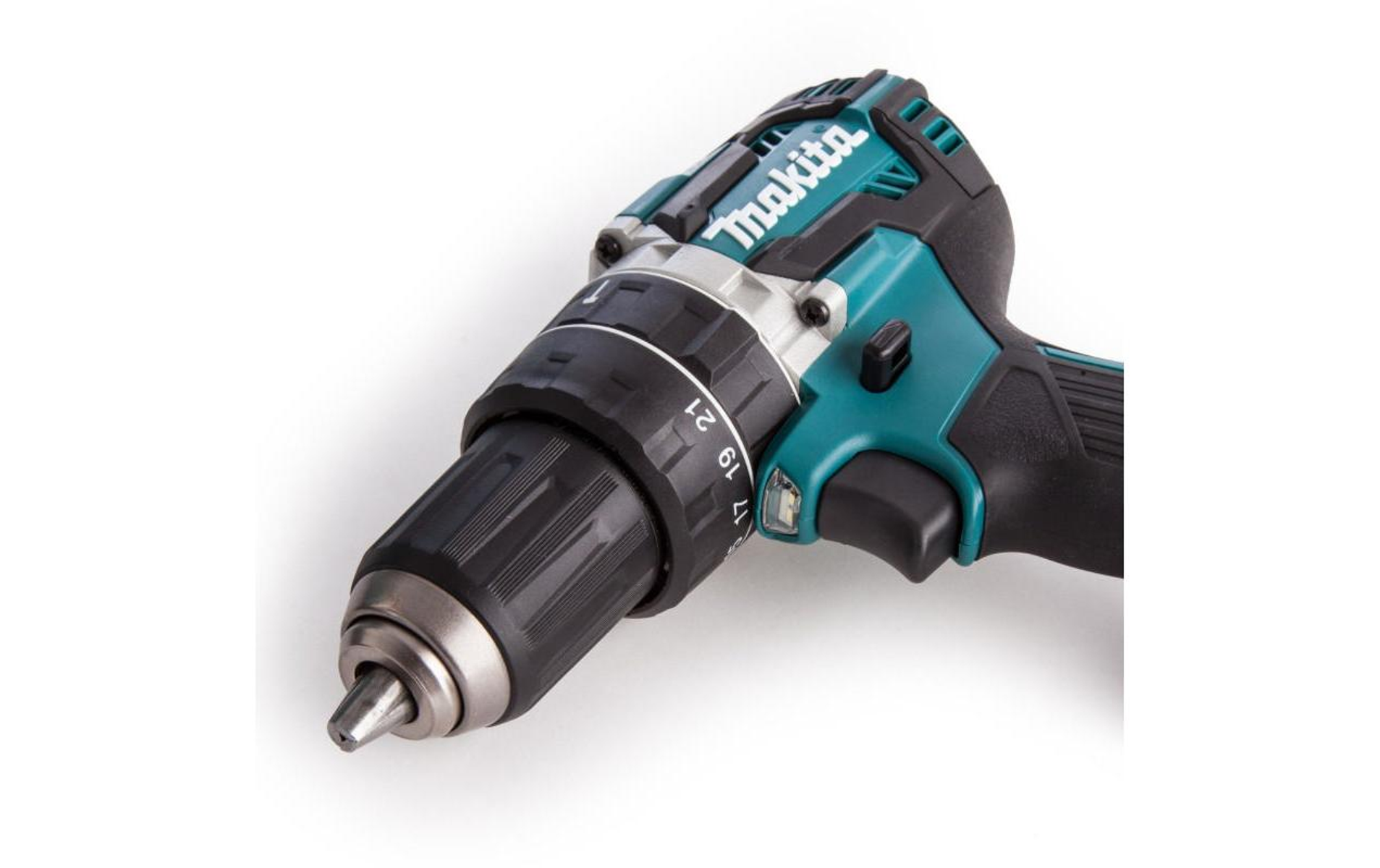 Zbliżenie wiertarki Makita. Wiertarka znajduje się na białym tle.