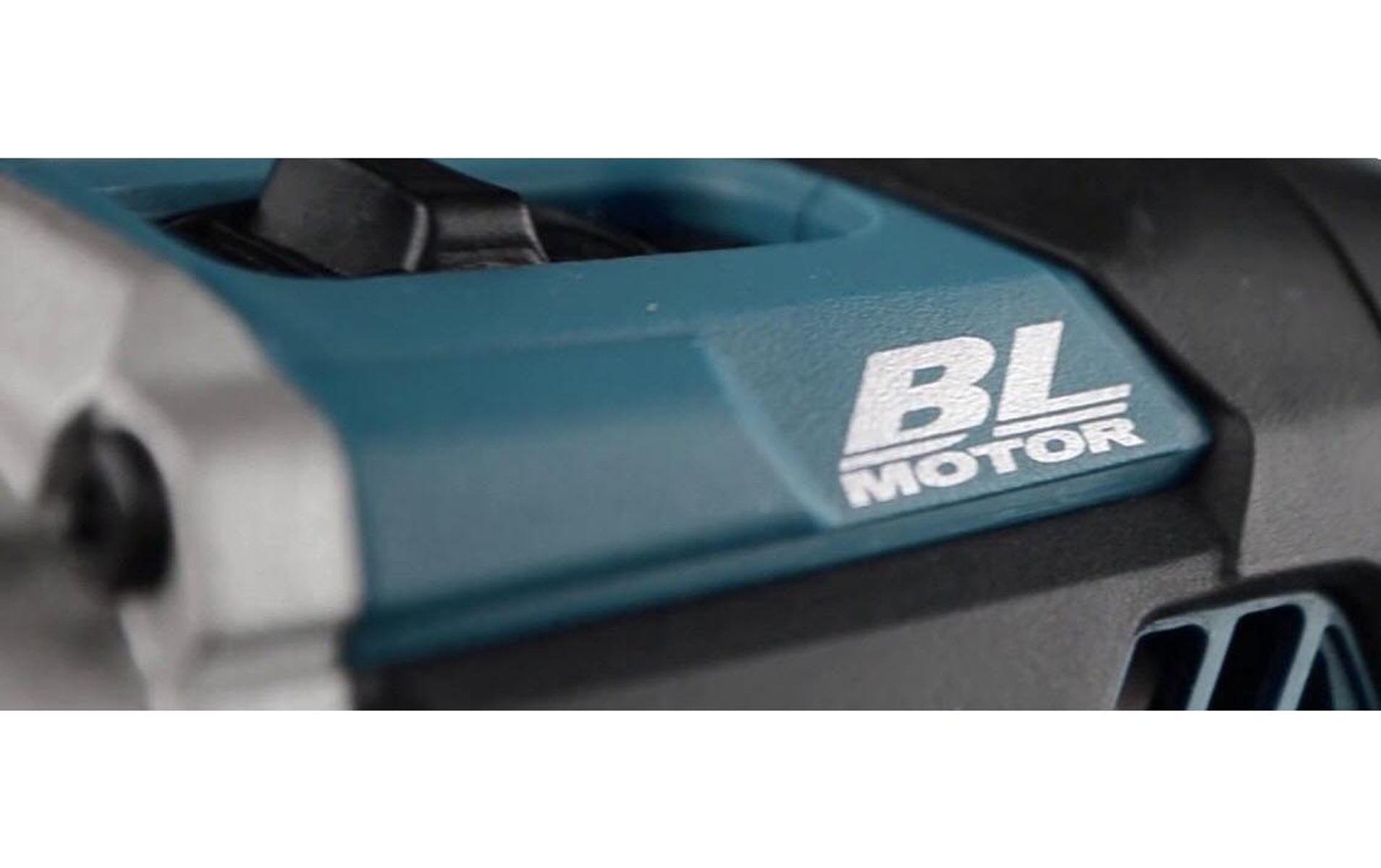 Zbliżenie niebiesko-czarnego logo BL MOTOR na elektronarzędziu.