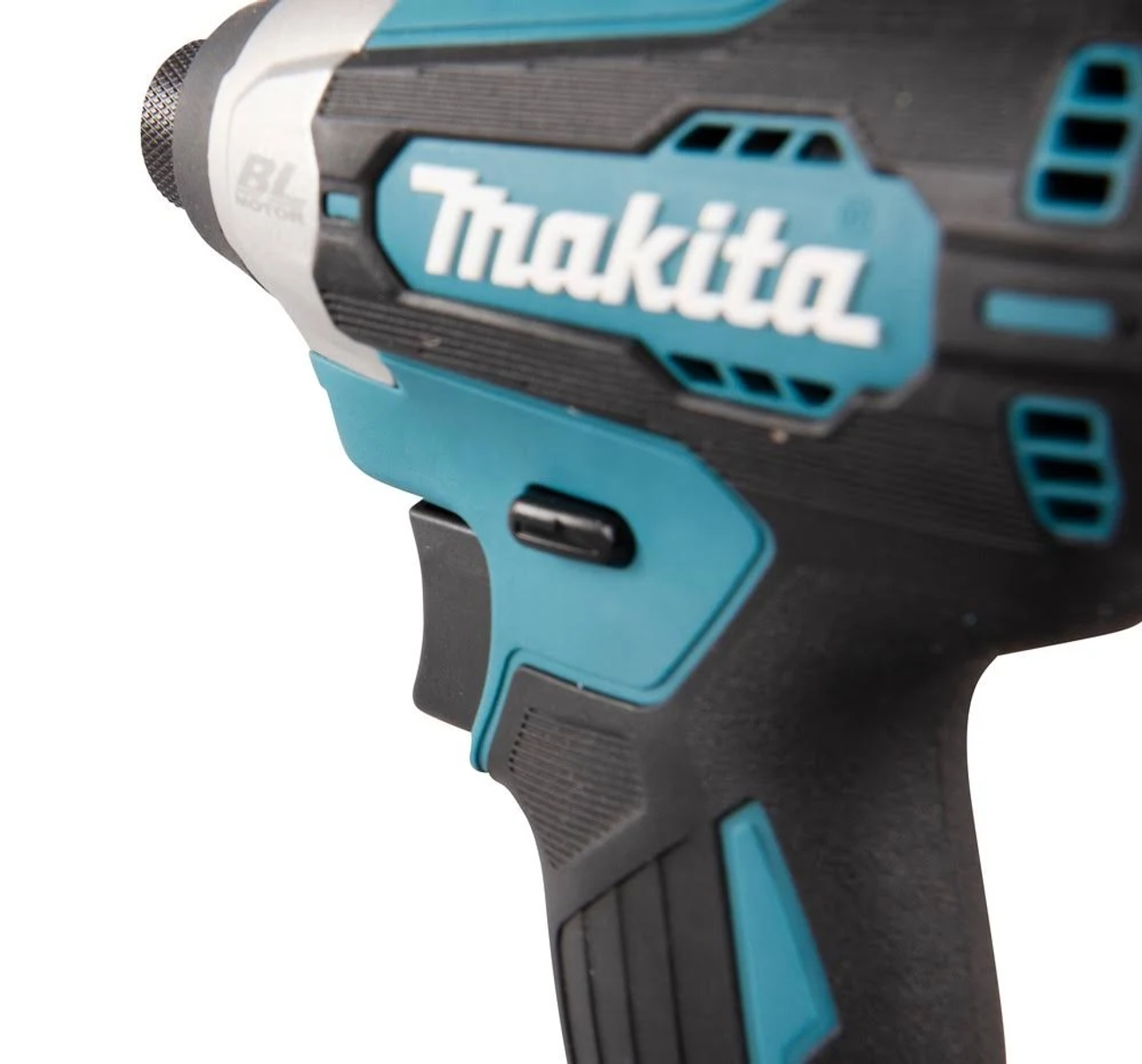 Primer plano de un atornillador de impacto Makita negro y turquesa.