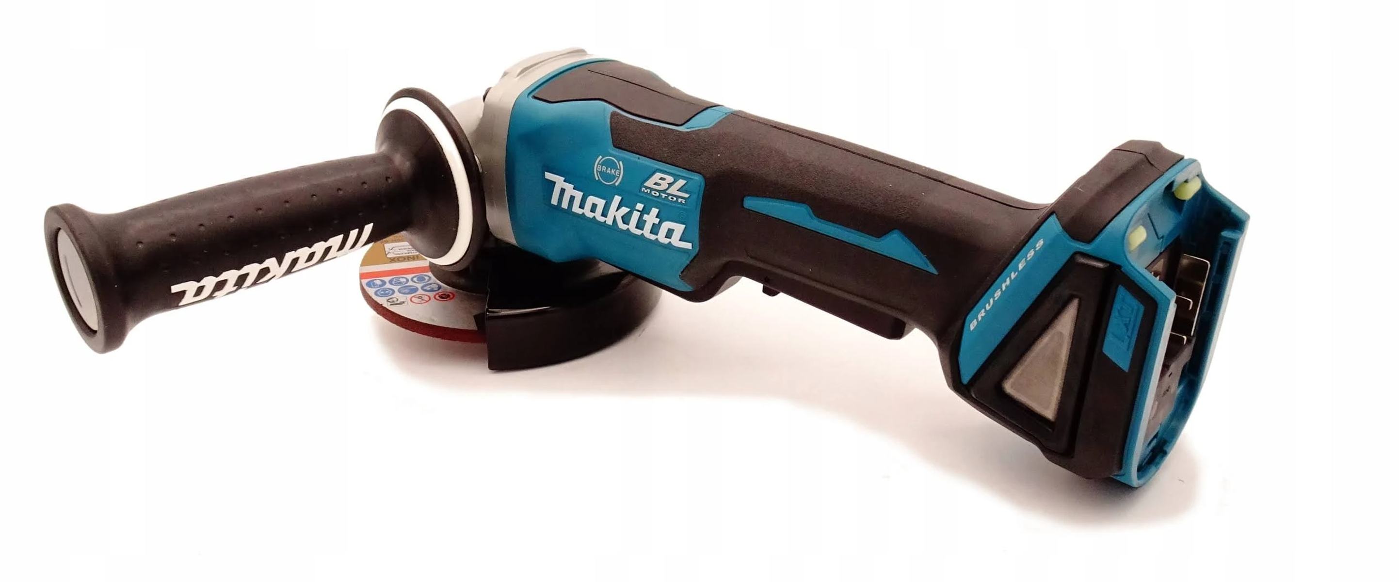 Una amoladora angular Makita teal y negra sobre fondo blanco.
