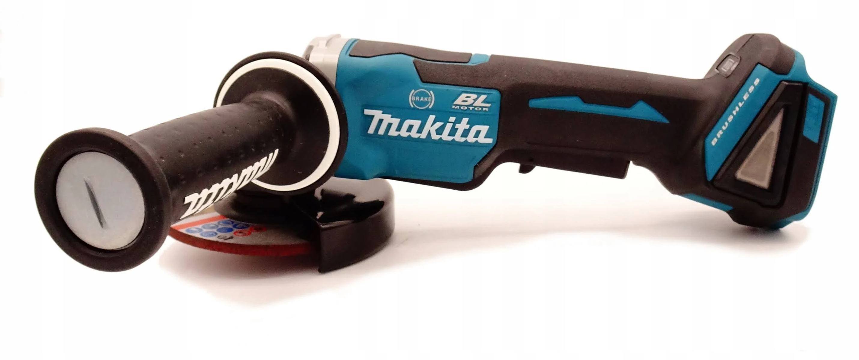 Amoladora angular Makita turquesa y negra con mango negro, aislado.