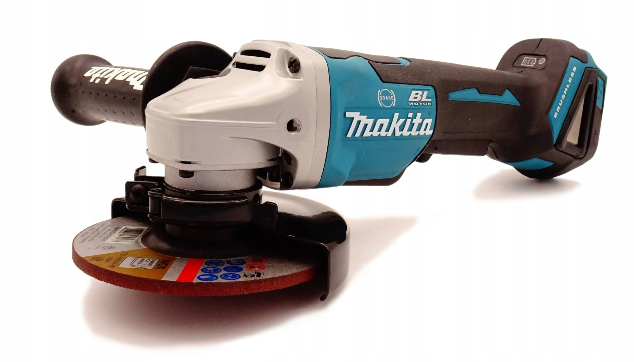 Amoladora Makita sobre fondo blanco. La amoladora es turquesa y blanca. Objeto aislado.