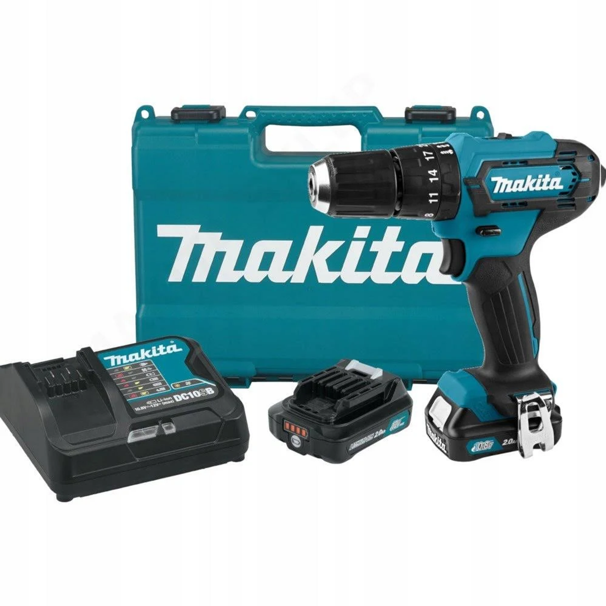 Un taladro inalámbrico Makita azul y negro con cargador, batería y maletín se muestra sobre fondo blanco.