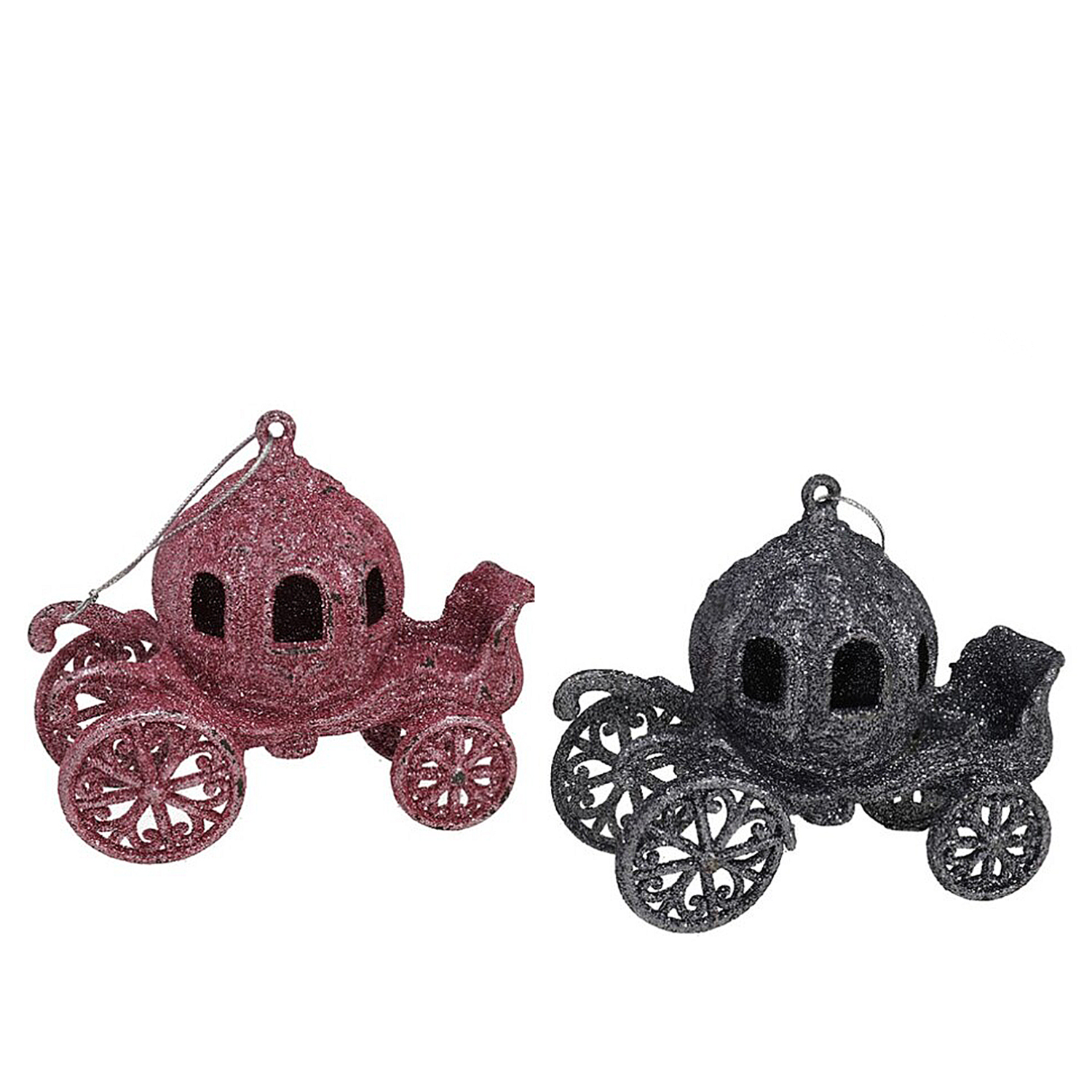 Due ornamenti a forma di carrozza glitterati, uno rosso e uno nero, appesi. Sfondo bianco.