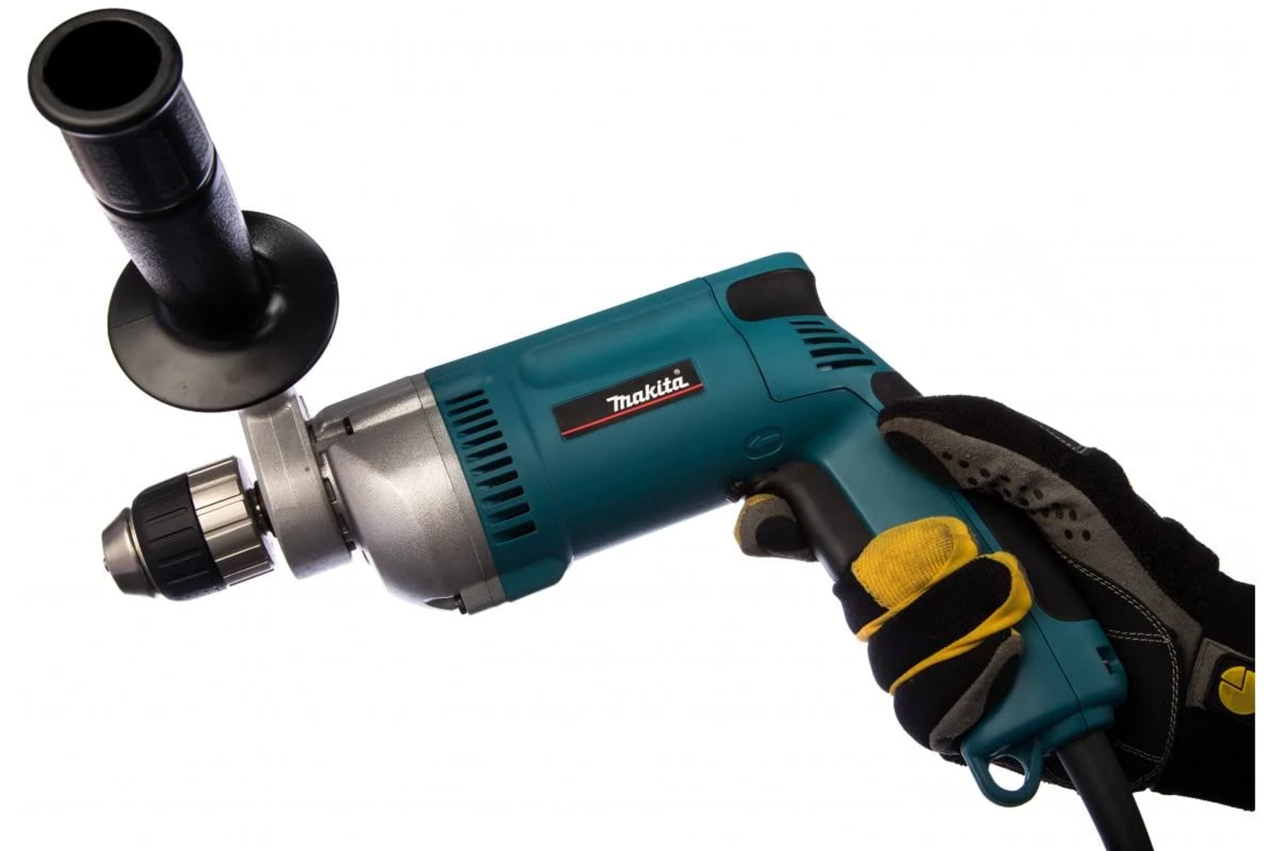 Una mano con un guante sostiene un taladro Makita turquesa con mango negro.