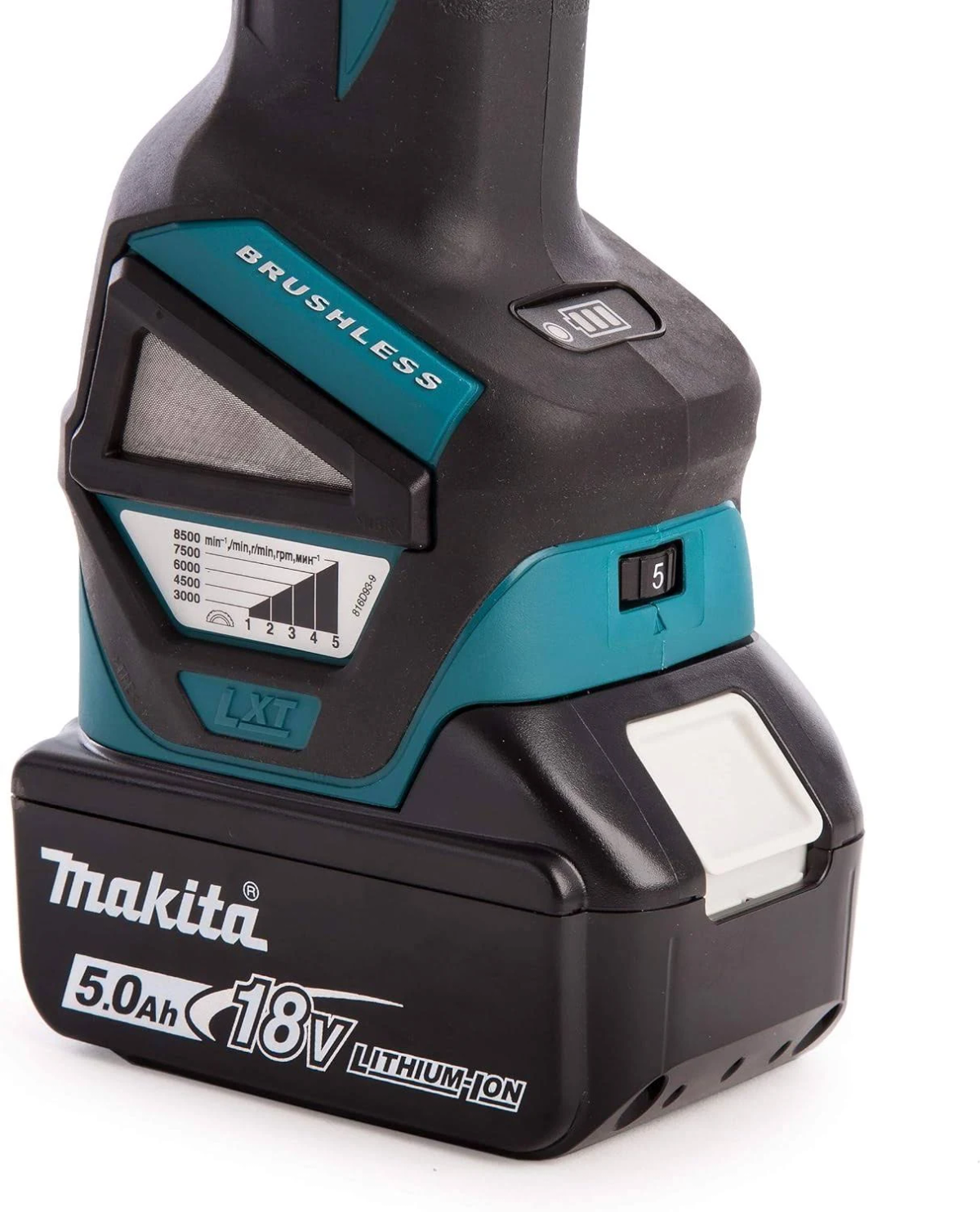 Primer plano de una batería Makita, mostrando los ajustes de velocidad.