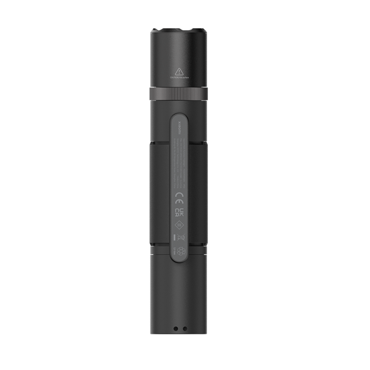 Una linterna negra sobre un fondo negro. Tiene un anillo plateado y texto en el cuerpo.