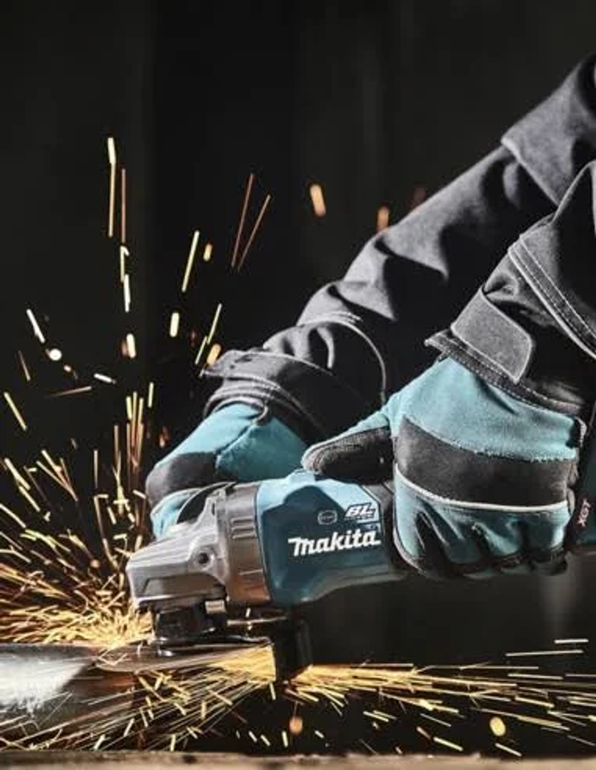 Un hombre esmerilando metal con una amoladora angular Makita, saltan chispas. Lleva guantes y equipo de seguridad.