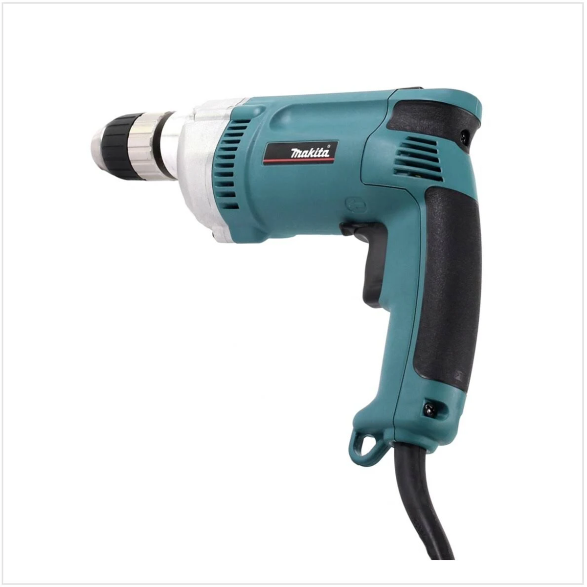 Un taladro Makita azul y verde sobre un fondo blanco, ligeramente inclinado.