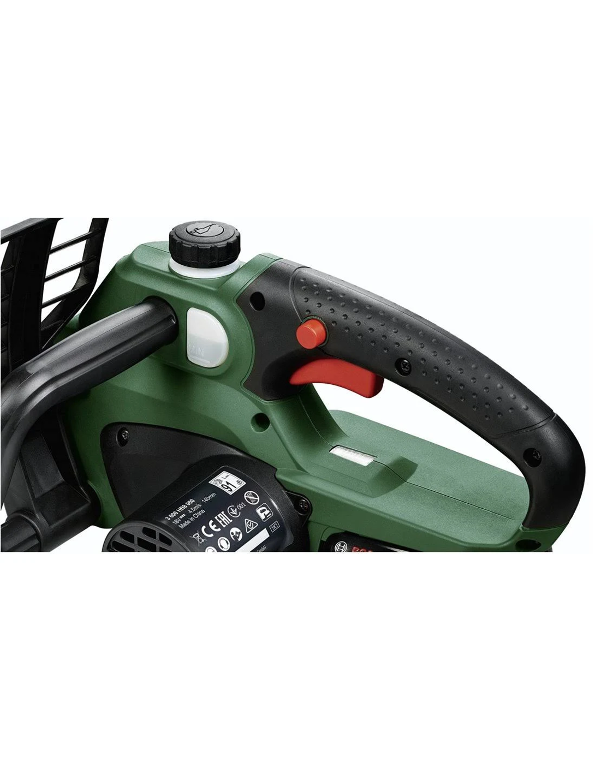 Zielona piła łańcuchowa z czarnym uchwytem i elementami bezpieczeństwa. Czarny przewód zasilający z boku.