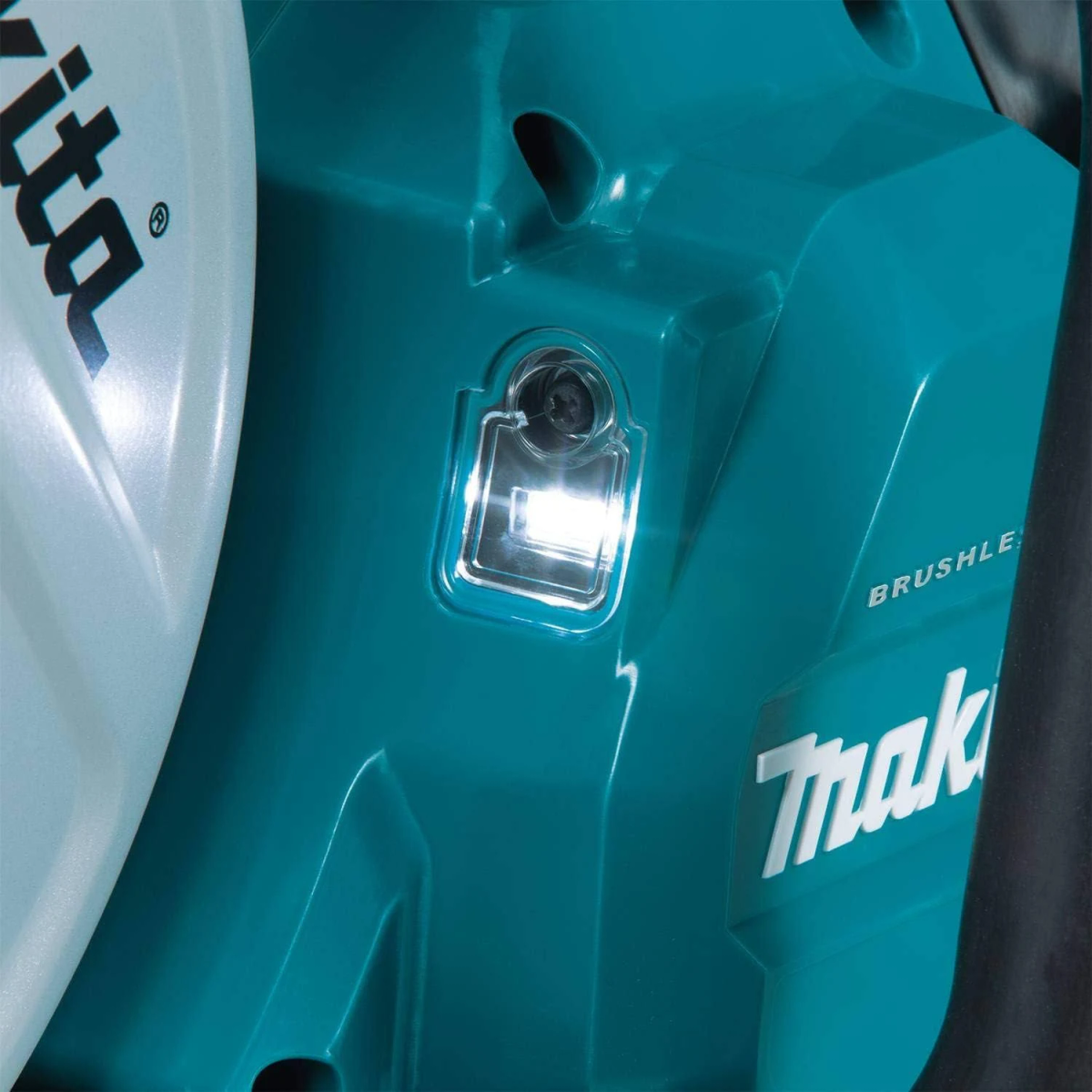 Primer plano de herramienta eléctrica turquesa. Luz LED brillante visible. Logotipo de Makita visible.