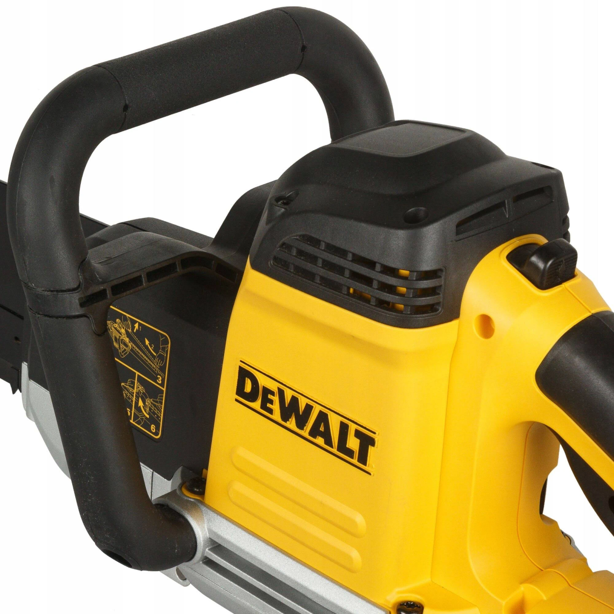 Gros plan sur une tronçonneuse DeWalt jaune et noire. La marque est en noir.