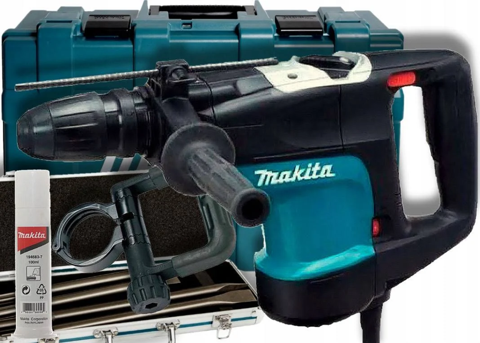 Taladro percutor Makita en maleta turquesa con accesorios sobre fondo blanco.