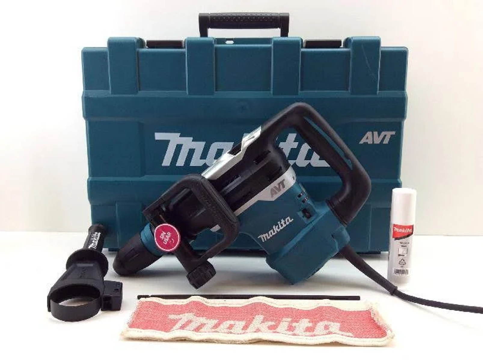 Un martillo perforador Makita turquesa con accesorios y una funda de transporte a juego.