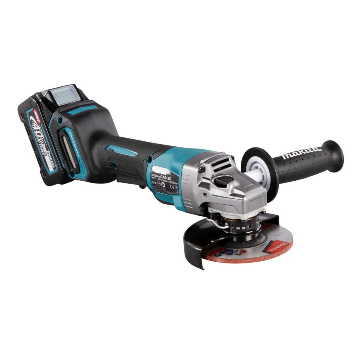 Makita Winkelschleifer mit roter Schleifscheibe. Schwarz-türkisfarbenes Gehäuse. Weißer Hintergrund.