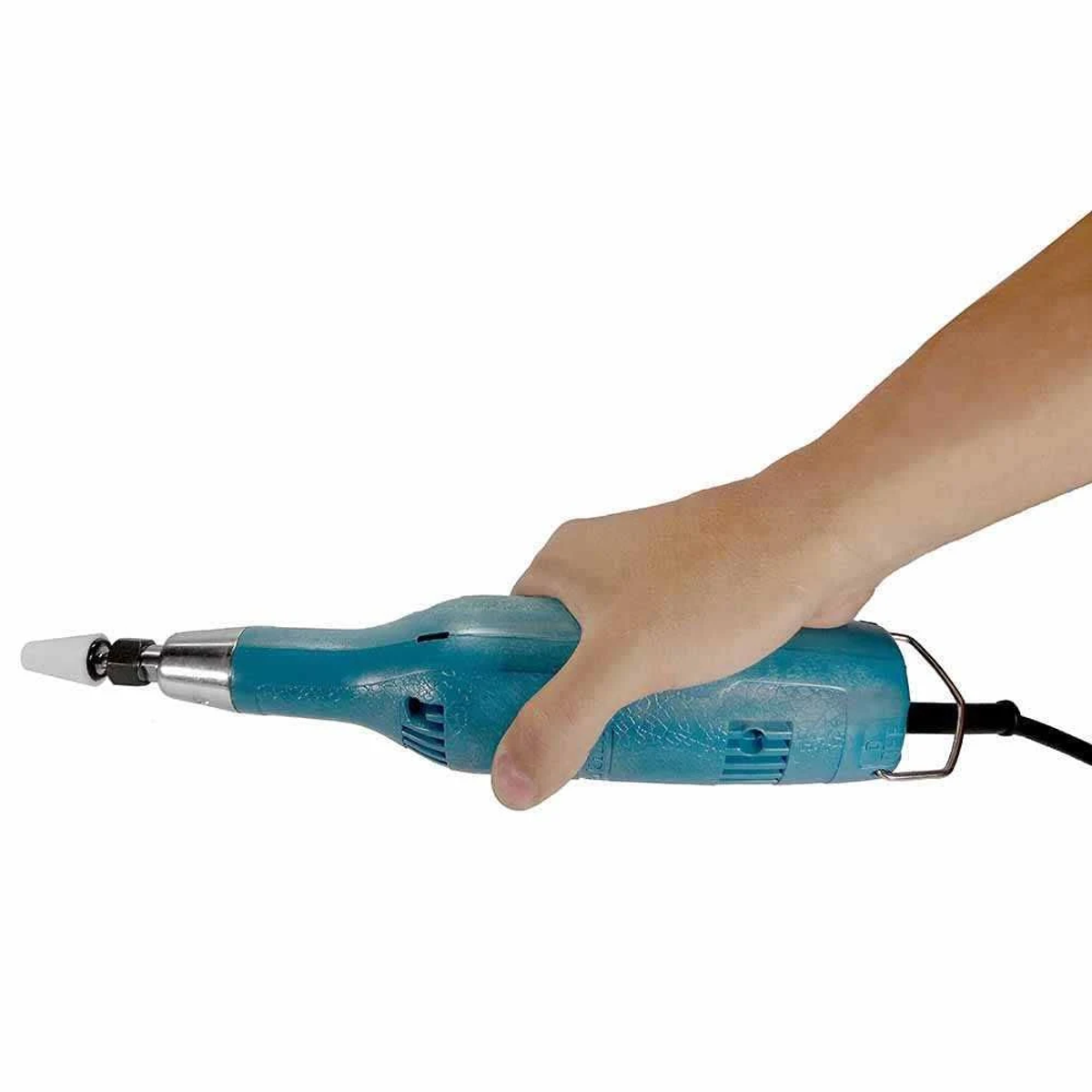 Una mano sostiene una herramienta rotativa eléctrica azul. La herramienta tiene una punta blanca y un cable de alimentación negro.
