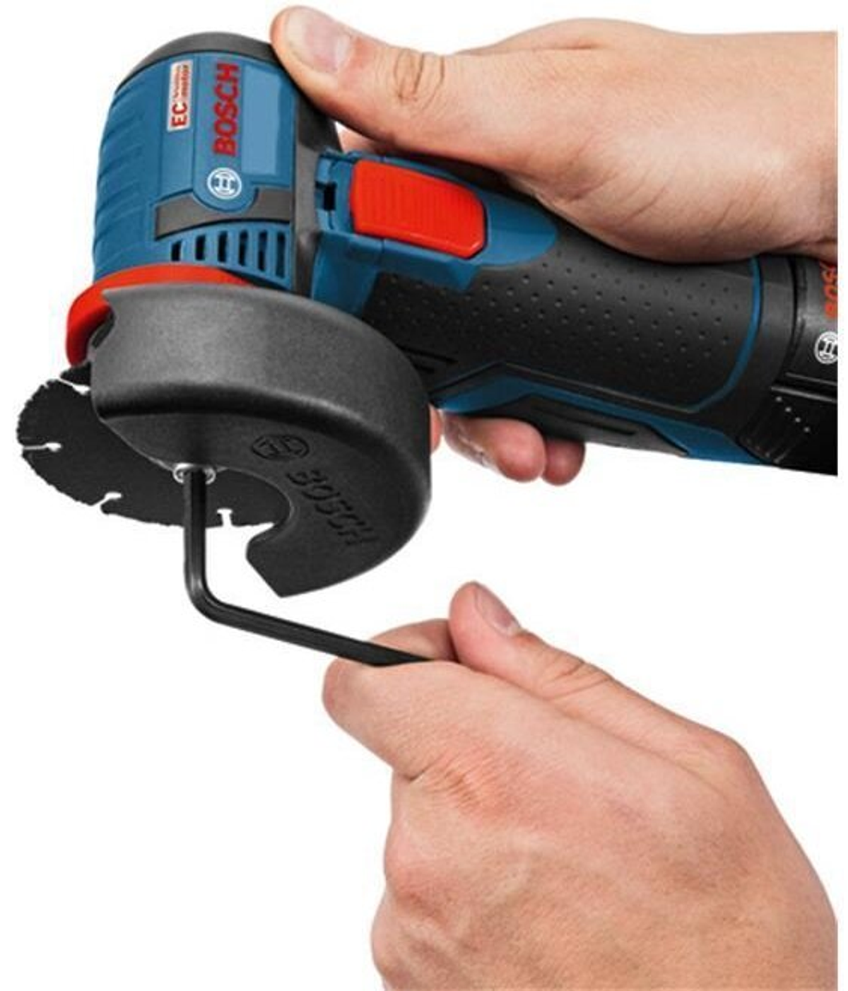 Dłonie trzymające niebiesko-czarną szlifierkę kątową Bosch z czarnym kluczem.