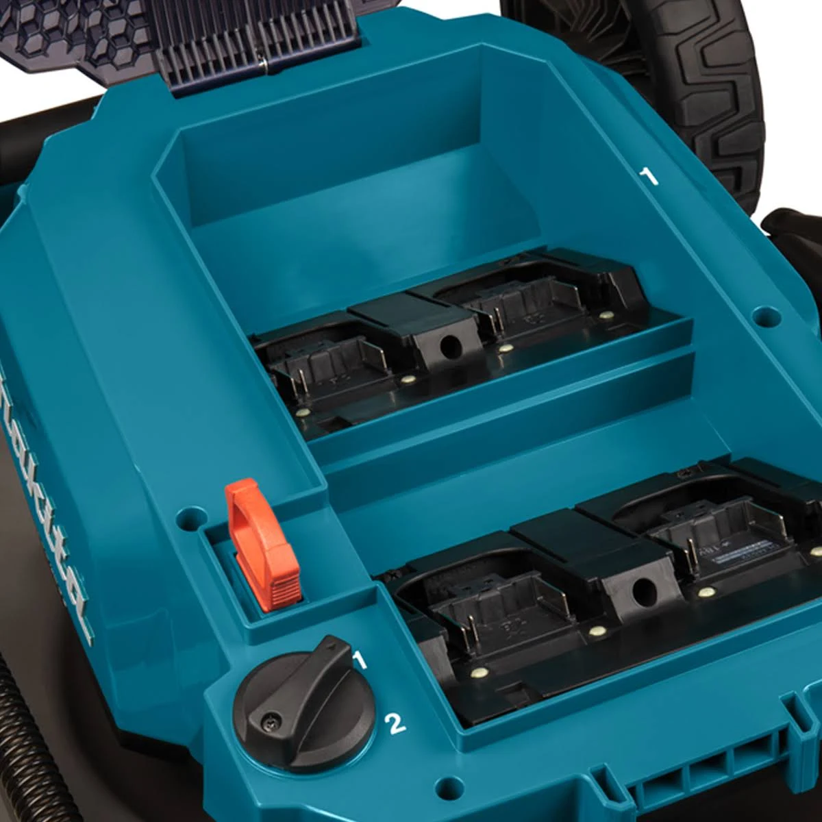 Vista superior de un cortacésped Makita verde azulado y negro con compartimento de batería. Tiene una palanca roja.