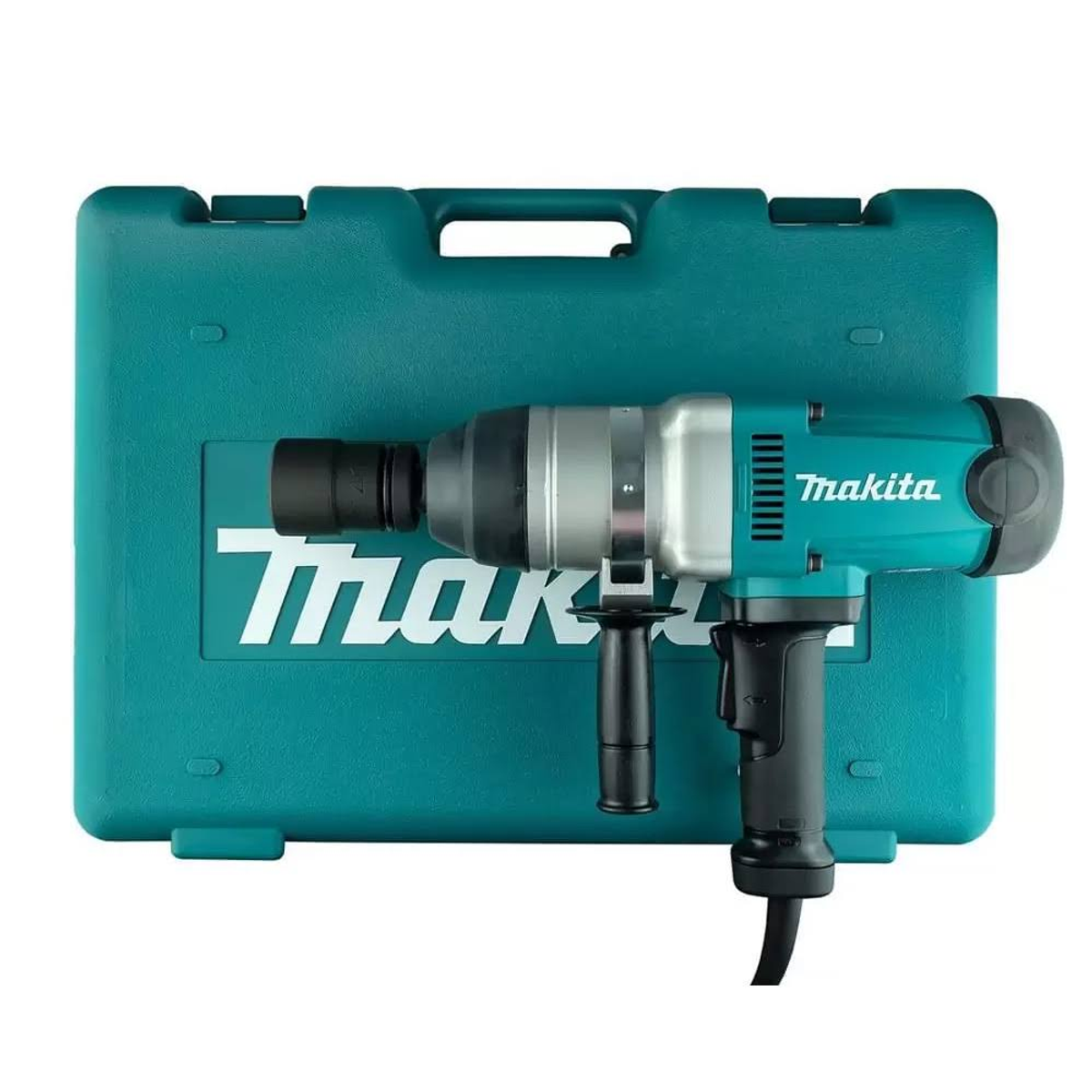 Una chiave a impulsi Makita verde acqua nella sua custodia verde. La chiave è nera e argentata con il logo Makita.