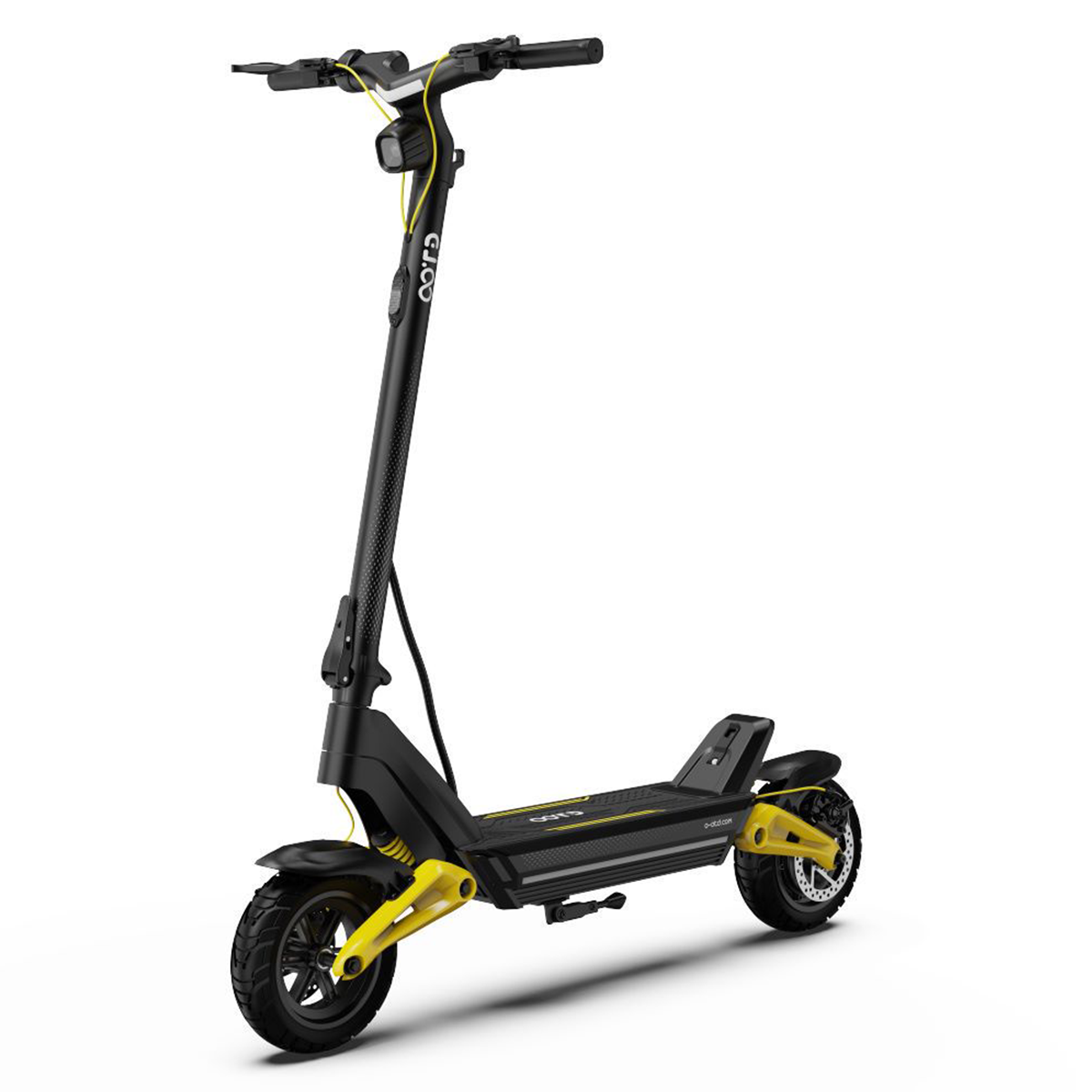 Czarno-żółta hulajnoga na białym tle.