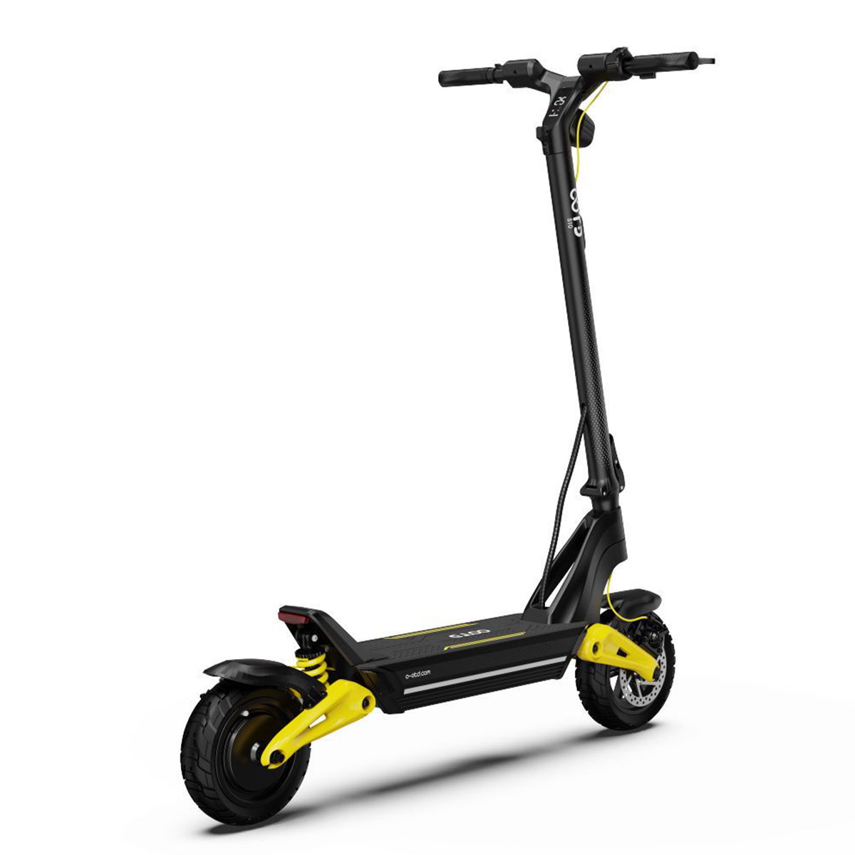 Czarny i żółty skuter elektryczny na białym tle.