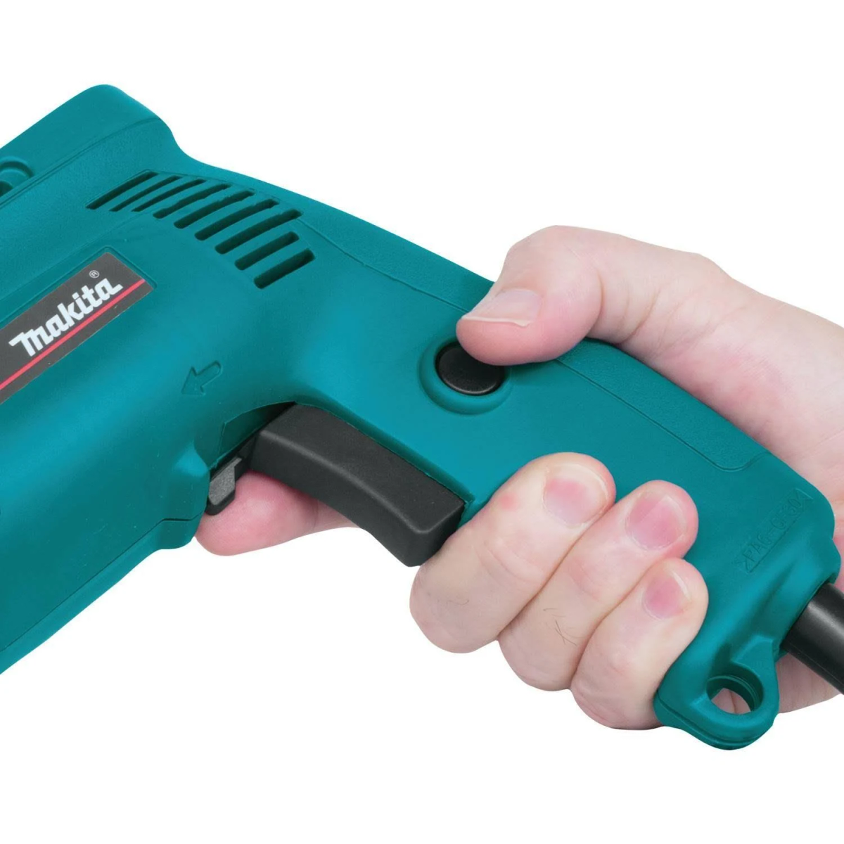 Eine Hand, die eine Makita-Bohrmaschine mit einem schwarzen Knopf hält. Die Bohrmaschine ist teal gefärbt und hat ein schwarzes Netzkabel.