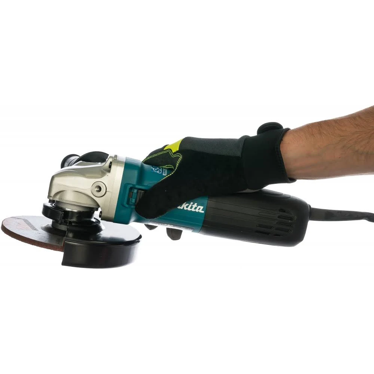 Una mano con un guante sostiene una amoladora angular Makita, que está sobre un fondo blanco.