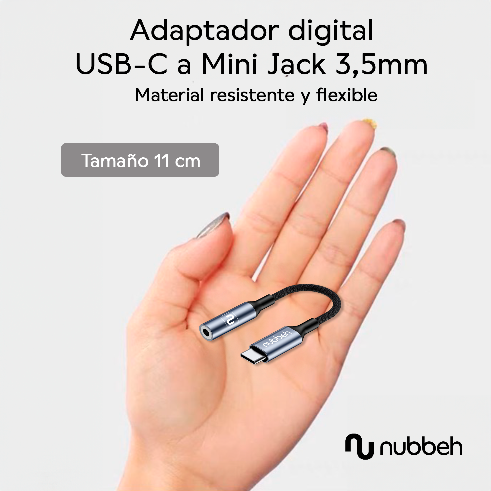 Un adaptador USB-C a Mini Jack en una mano. Cable negro y conector plateado.