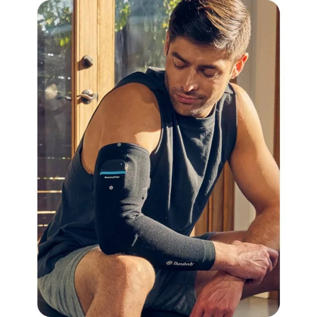Hombre con manga en el brazo midiendo y monitoreando la actividad del brazo.
