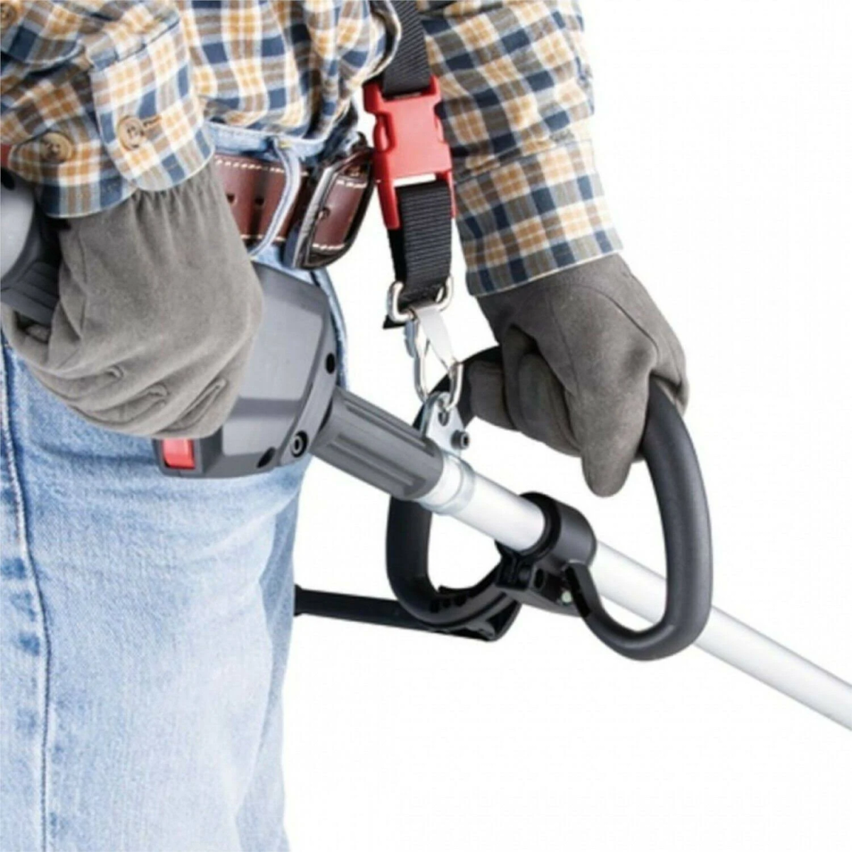 Eine Person hält einen Fadentrimmer, trägt Handschuhe und einen Gurt. Der Trimmer ist grau und schwarz.