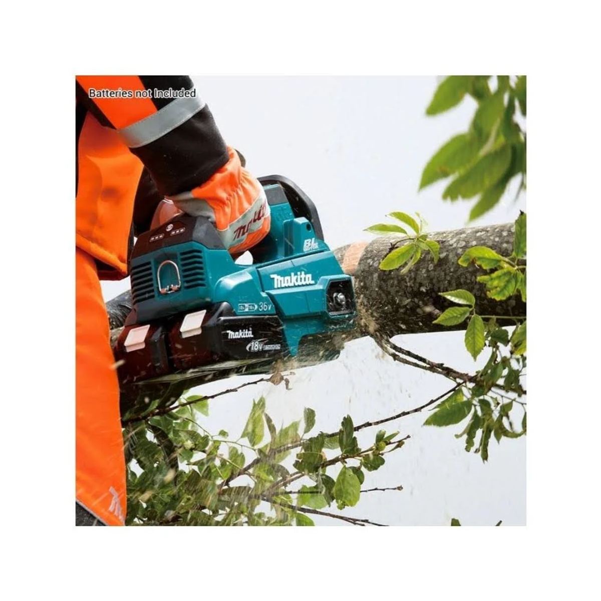 Persona cortando rama con motosierra Makita turquesa, usando equipo de seguridad naranja.
