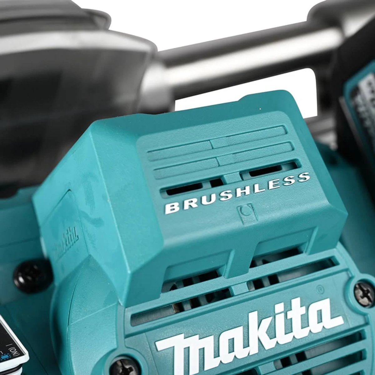 Nahaufnahme eines türkis-farbenen bürstenlosen Elektrowerkzeugs mit Makita-Logo.