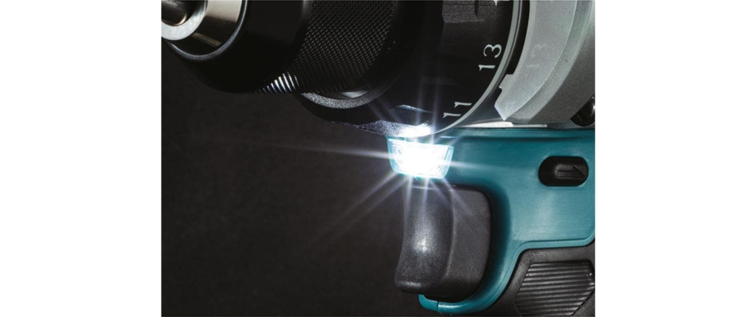 Zbliżenie wiertarki Makita z jasnym światłem LED.