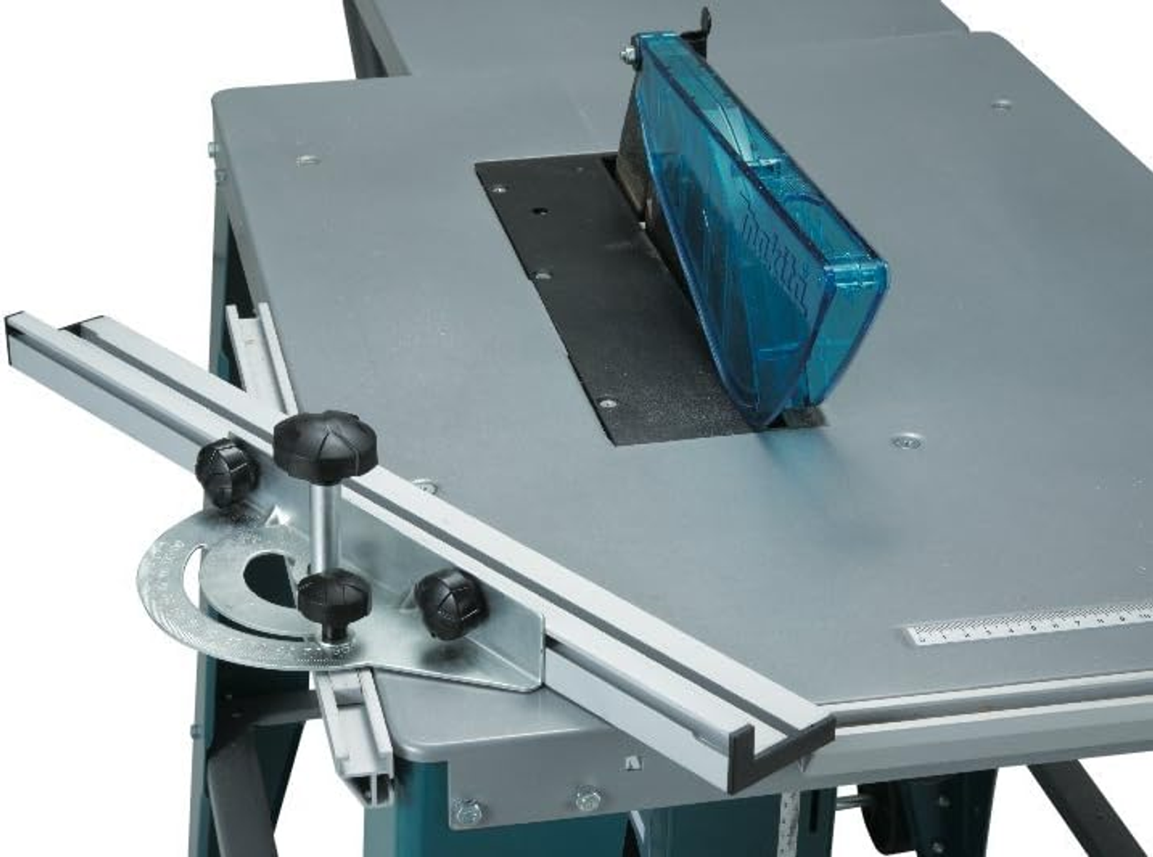 Tischkreissäge mit silberner Oberseite, blauem Schutz und Metallführung mit Knöpfen.