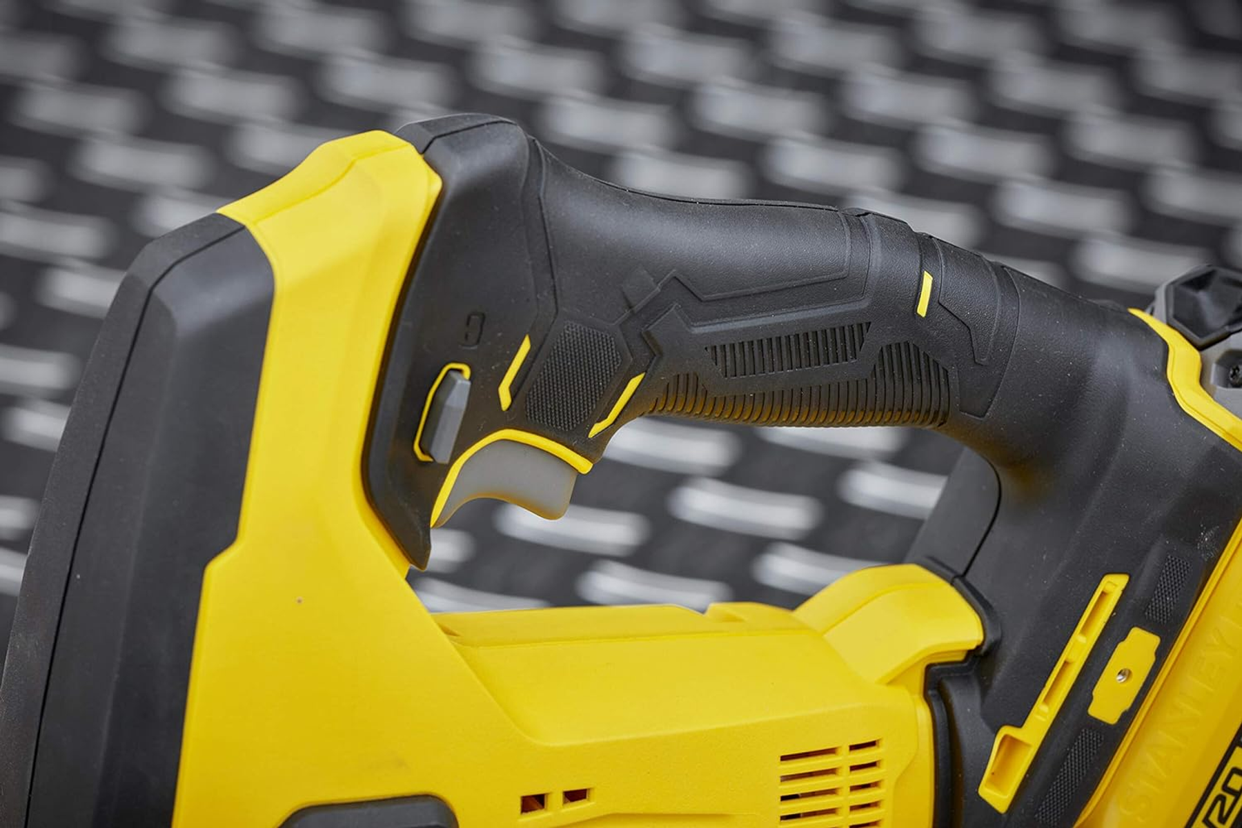 Mango de herramienta eléctrica amarillo y negro, con gatillo gris.